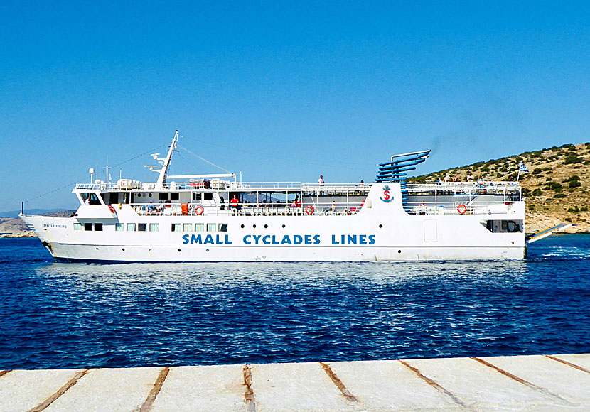 Express Skopelitis lägger till i Schinoussas hamn.