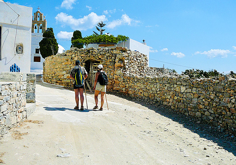 På vandring till Psili Ammos beach via byn Messaria.