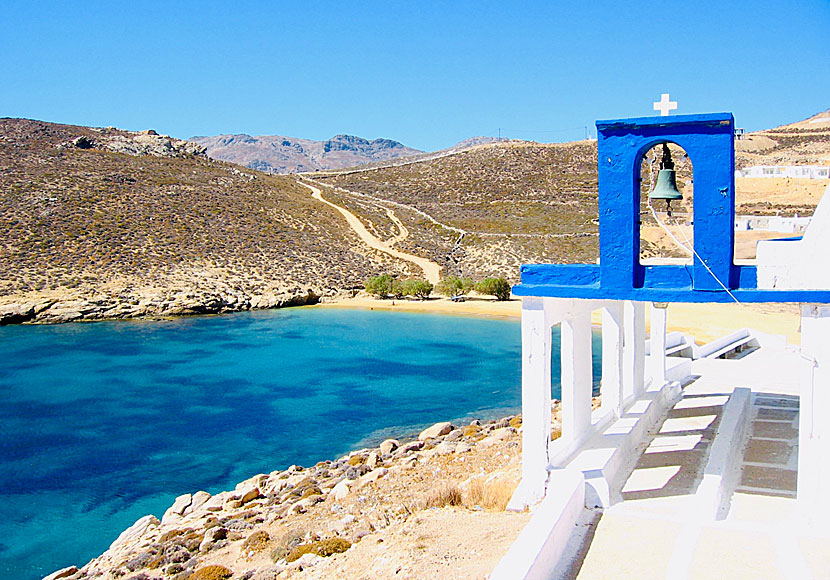 Agios Sostis beach på Serifos har fått sitt namn efter kyrkan du ser på bilden.