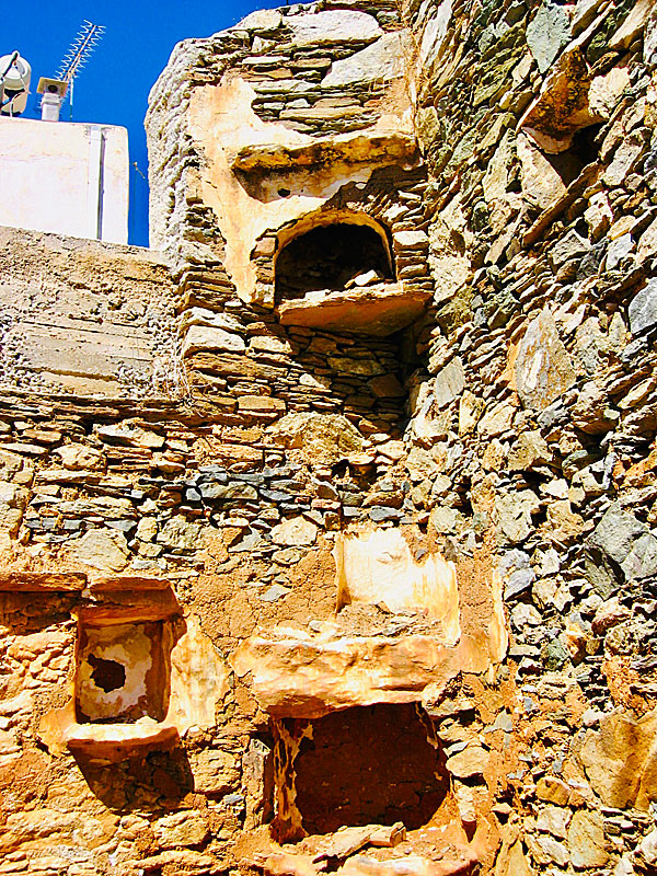 Gamla övergivna hus i Kentarchos på Serifos.