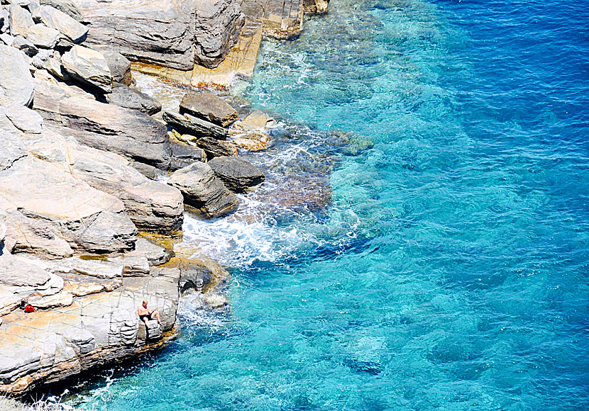Missa inte ett svalkande dopp i det varma havet när du är klar med din vandring på Sifnos.