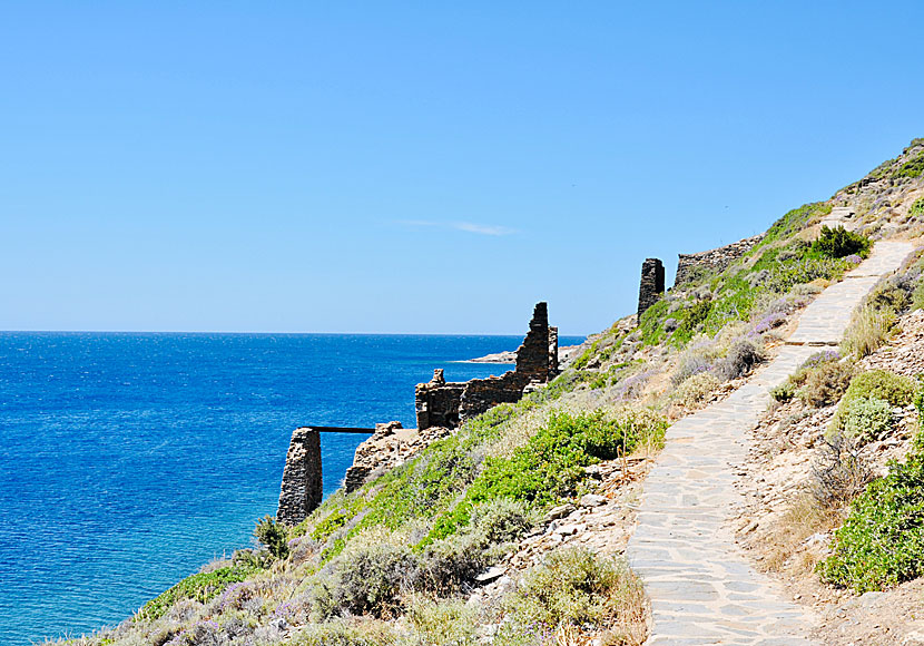 Stigen som går från Faros till Apokofto beach och klostret Chrisopigi på Sifnos i Kykladerna.