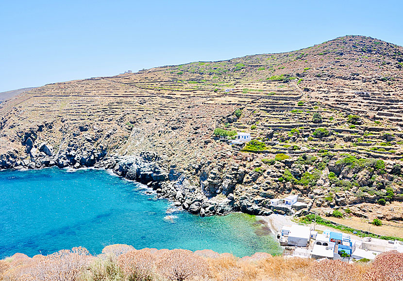 Stranden i Seralia nedanför Kastro på Sifnos.