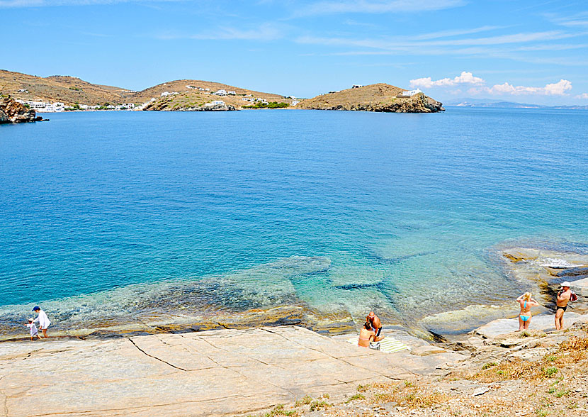 Klippbadet vid klostret Chrisopigi ligger mittemot Faros på Sifnos i Grekland.