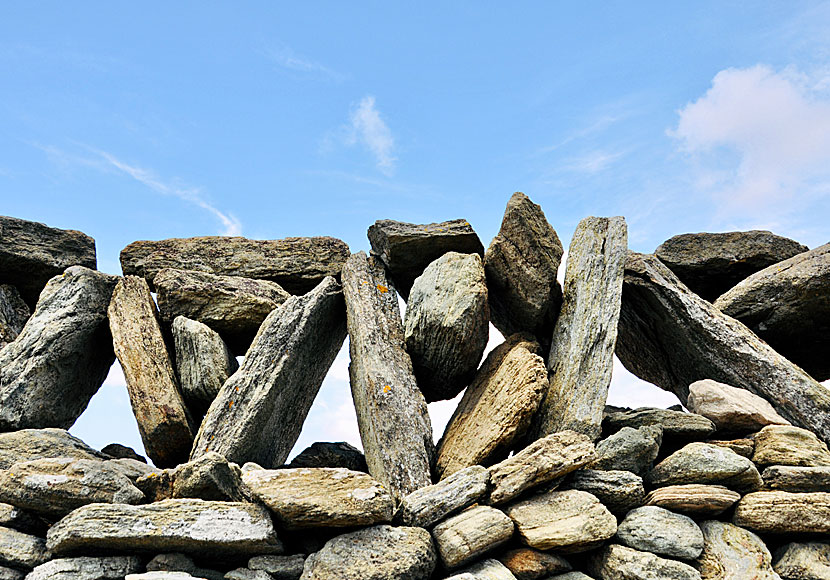 De gamla stenmurarna på öarna i Kykladerna är vackra som konstverk.