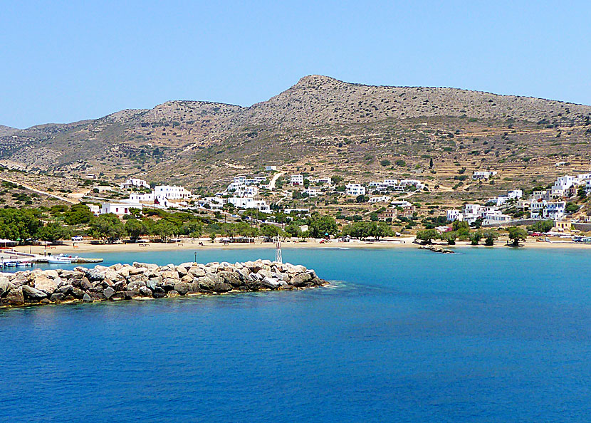 Stranden i hamnen Alopronia på Sikinos