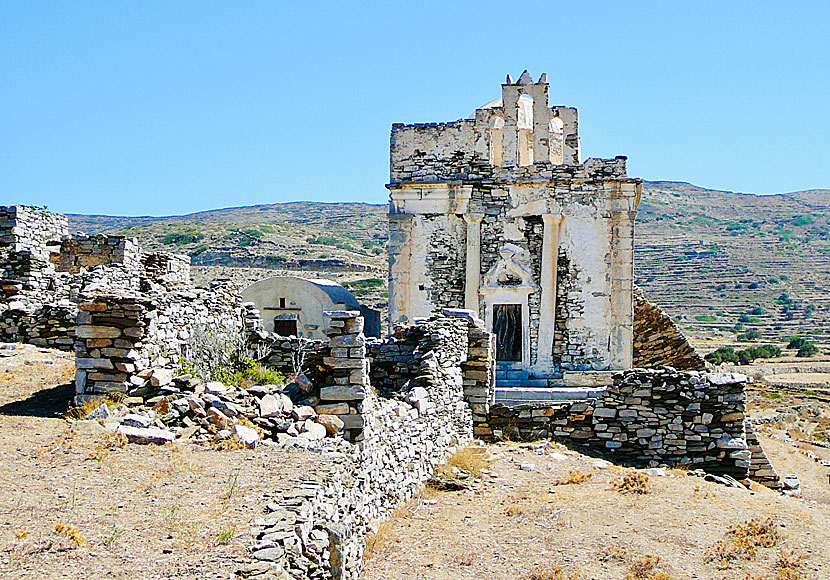 Missa inte templet och kyrkan Episkopi när du reser till Sikinos i Kykladerna.
