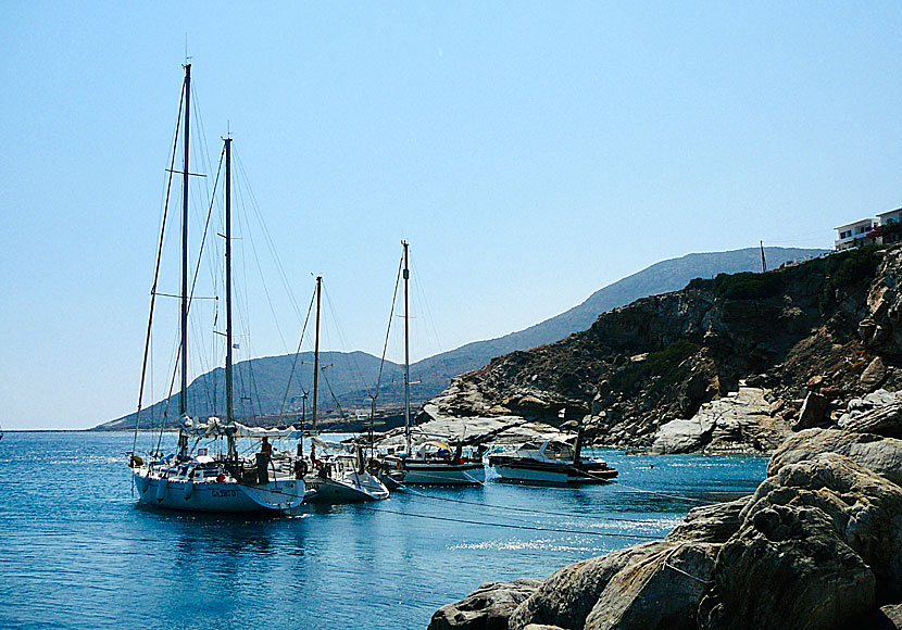 Klippbad och segelbåtar nedanför The Rock Café och The Rock Rooms i Alopronia på Sikinos.