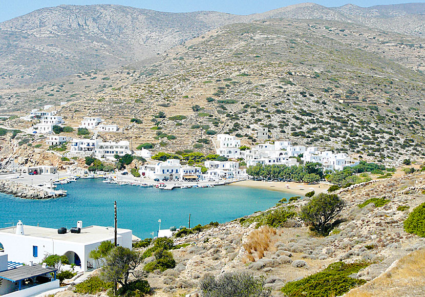 Hamnen och stranden Alopronia på Sikinos i Kykladerna.