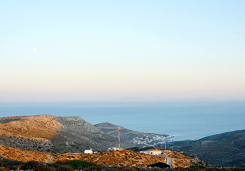 Utsikt från klostret i Chora på Sikinos över hamnen Alopronia. 