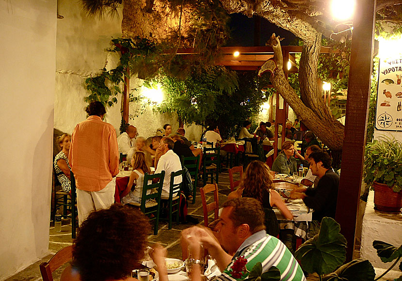 Restauranger i Chora och Kastro. Chora på Sikinos i Grekland.