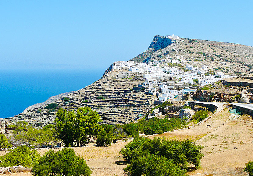 Nunneklostret på Sikinos ligger på en klippa ovanför den fina byn Kastro. 