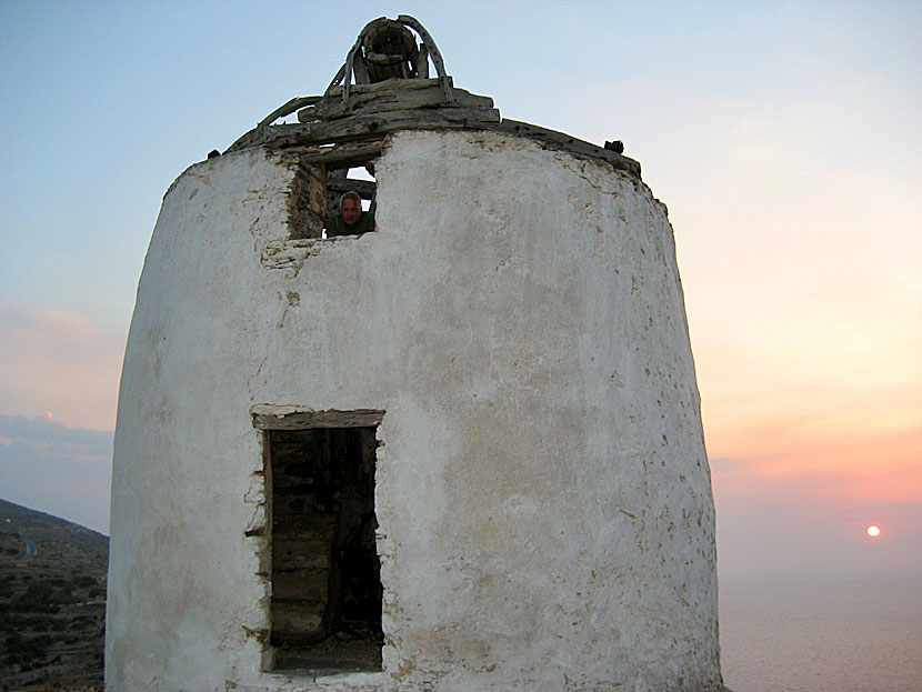 På många öar i Kykladerna finns de gamla väderkvarnarna kvar, som här på Sikinos.