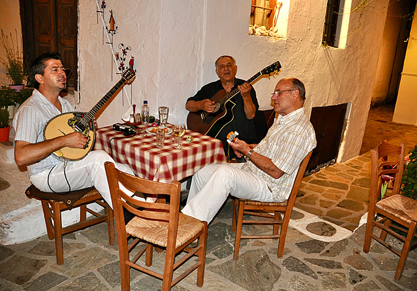 Levande grekisk musik på Taverna Alexandros i Skiathos stad.