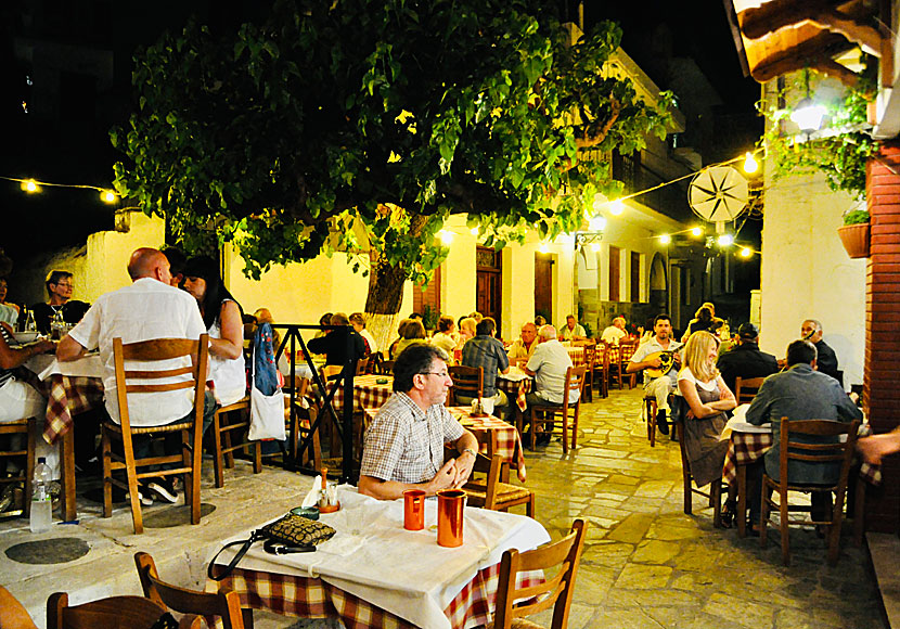 På Alexandros i Skiathos stad äter man god mat och lyssnar på levande grekisk musik.