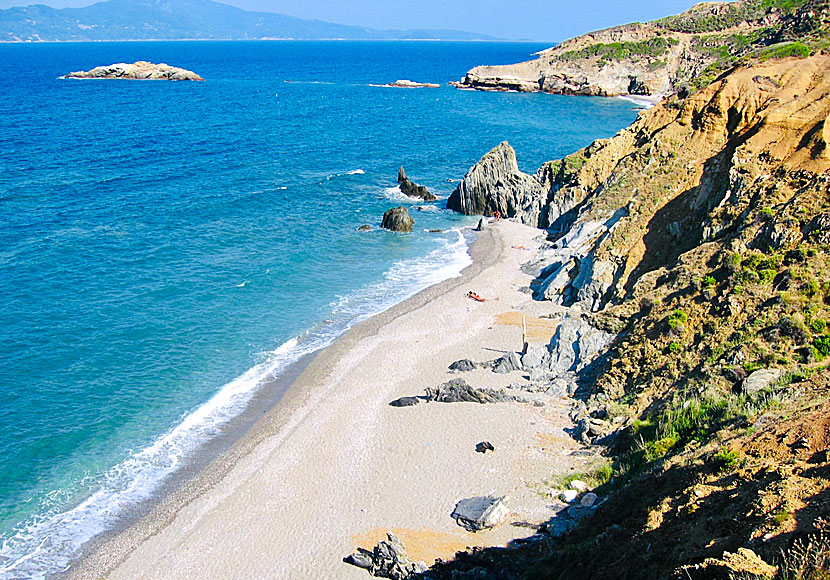Stigero beach ligger nära Skiathos flygplats och är populär bland nudister. 