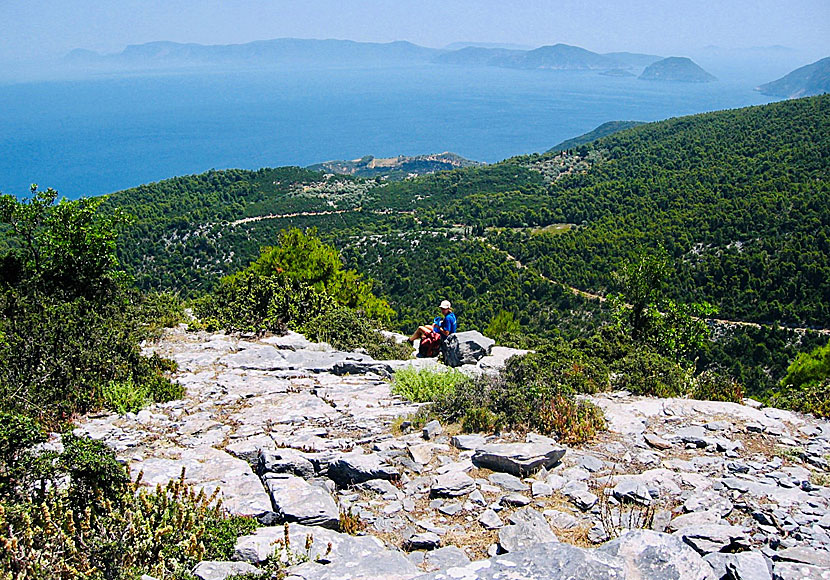 Från Sendoukia på Skopelos bjuds man på fantastiska utsikter mot grannön Alonissos. 