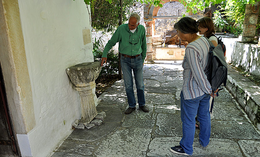 Apostolis guidade oss runt i Episkopi på Skopelos.