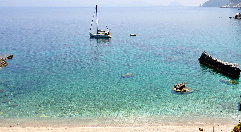 Agios Ioannis beach (eller Kastri beach) nedanför Mamma-Mia-kyrkan på Skopelos.