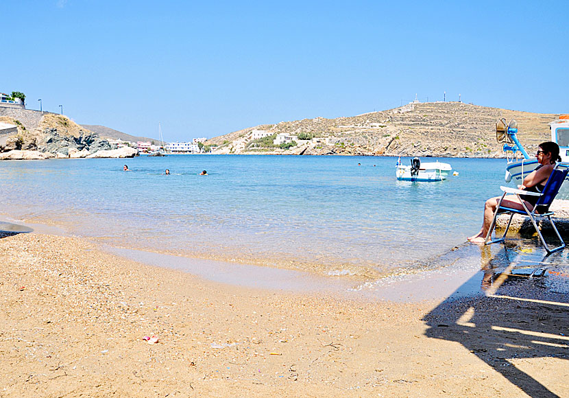 Achladi beach på Syros är en av öns mest barnvänliga sandstränder.