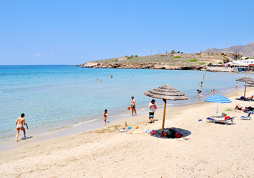 Den barnvänliga sandstranden i Agathopes på Syros.