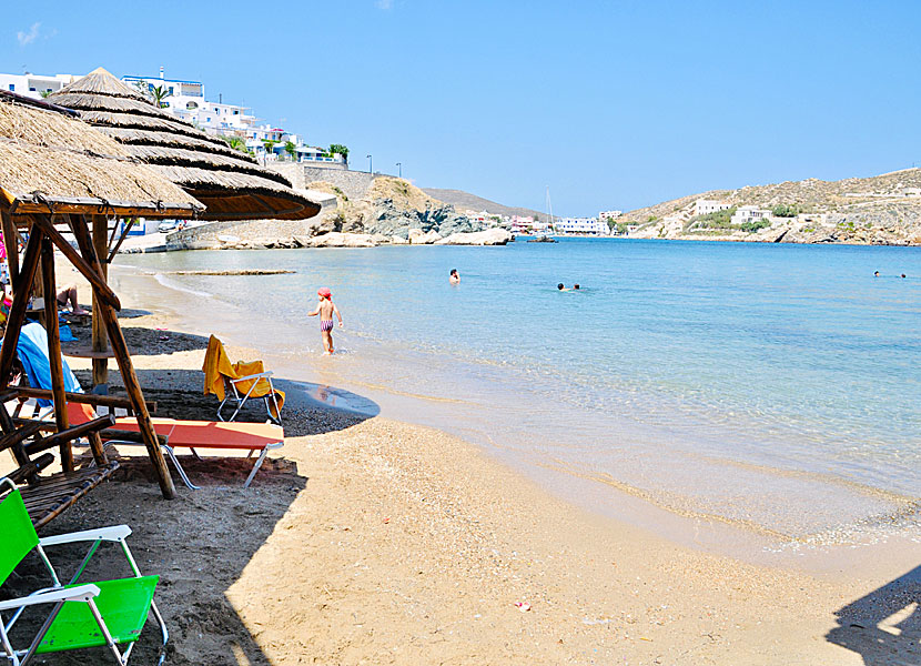 Barnvänliga Achladi beach på Syros