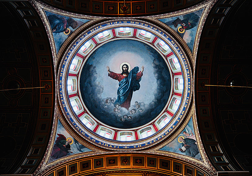 Det vackra innertaket i kyrkan Church of Resurrection i Ermoupolis på Syros.