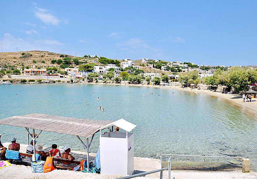 Megas Gialos beach ligger nära den barnvänliga sandstranden Achladi på Syros.