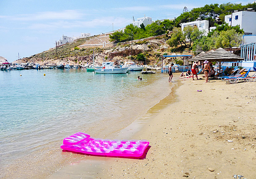 Achladi beach på Syros i Kykladerna.
