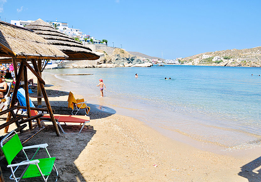 På ön Syros i Kykladerna finns många barnvänliga sandstränder, en av dessa fina stränder är Achladi beach. 