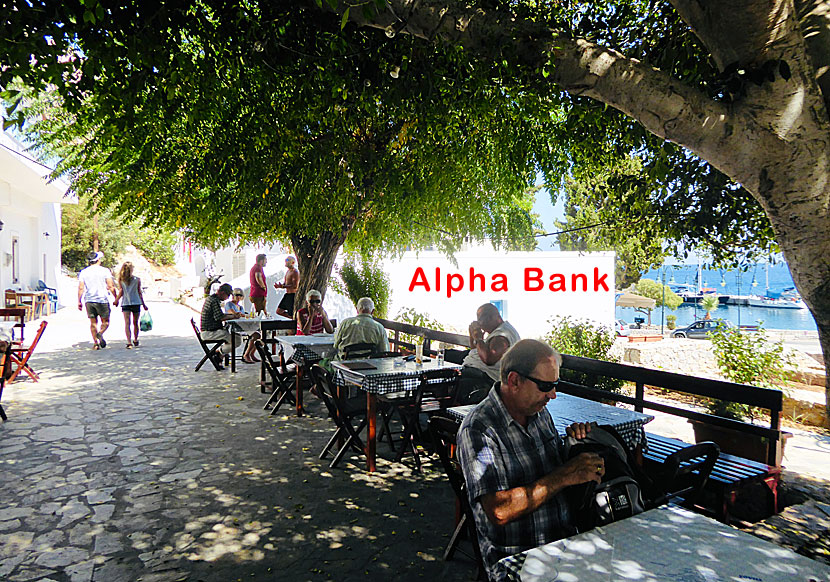 Alpha Bank och bankomaten ligger bredvid Taverna Omonia i Livadia.