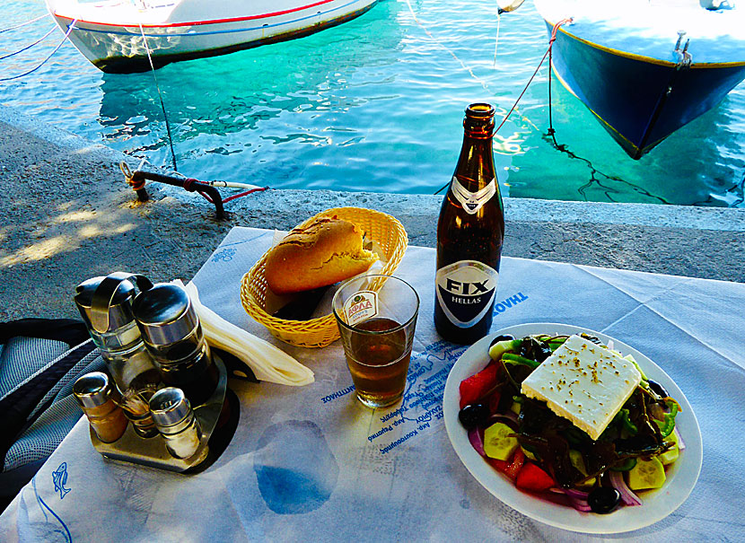 Äta middag på Taverna To Delfini i Agios Antonios och se solnedgången.
