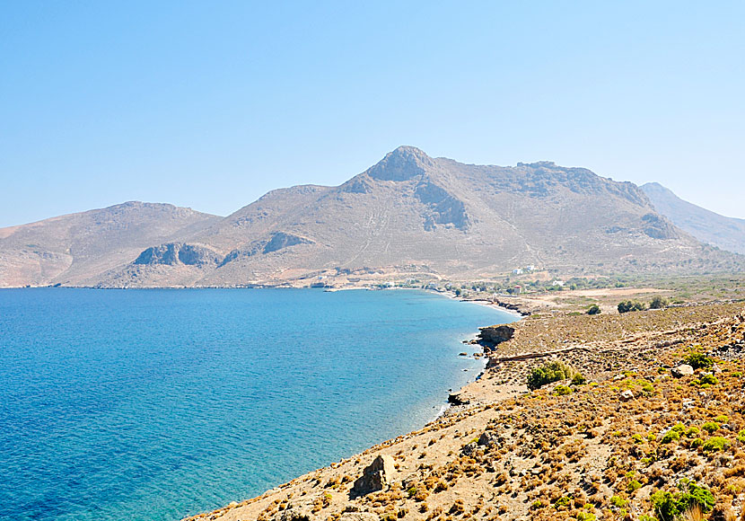 Bukten där Mylos beach och Agios Antonios ligger nedanför Megalo Chorio på Tilos i Grekland.