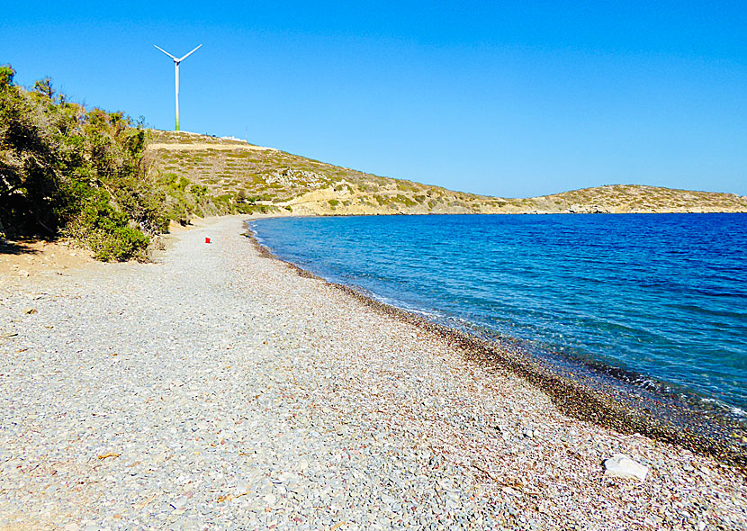 I bortre änden av Plaka beach finns ett  vindkraftverk. Det är en del av en stor satsning för att göra Tilos oberoende av el utifrån. 
