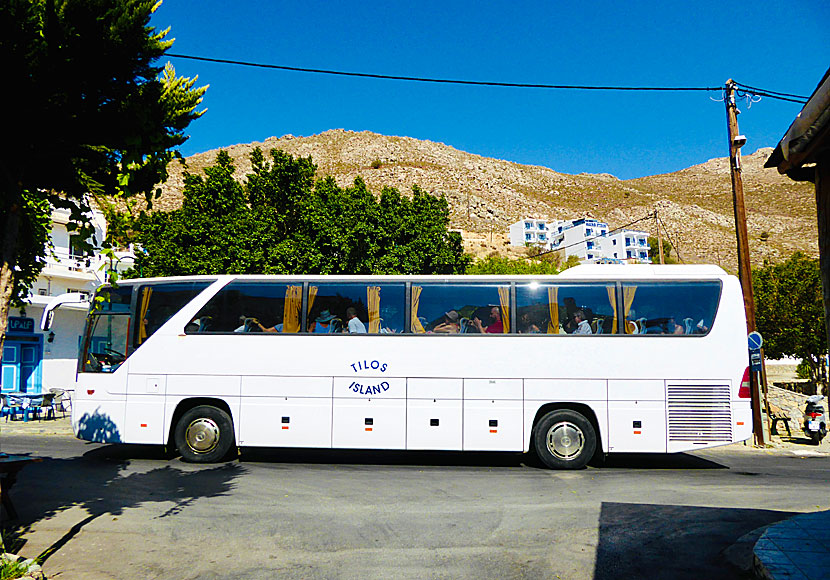 Busshållplatsen på torget i Livadia på Tilos.