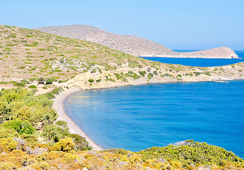 Plaka beach på ön Tilos nära Rhodos i ögruppen Dodekaneserna. 