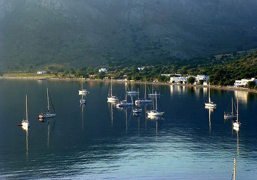 Soluppgång och segelbåtar som ligger för ankar i Livadias hamn på Tilos.  