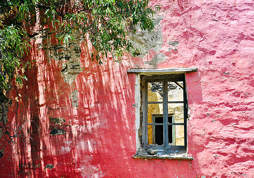 Husen i Monastiria var (är) pastellfärgade i rött och gult. 