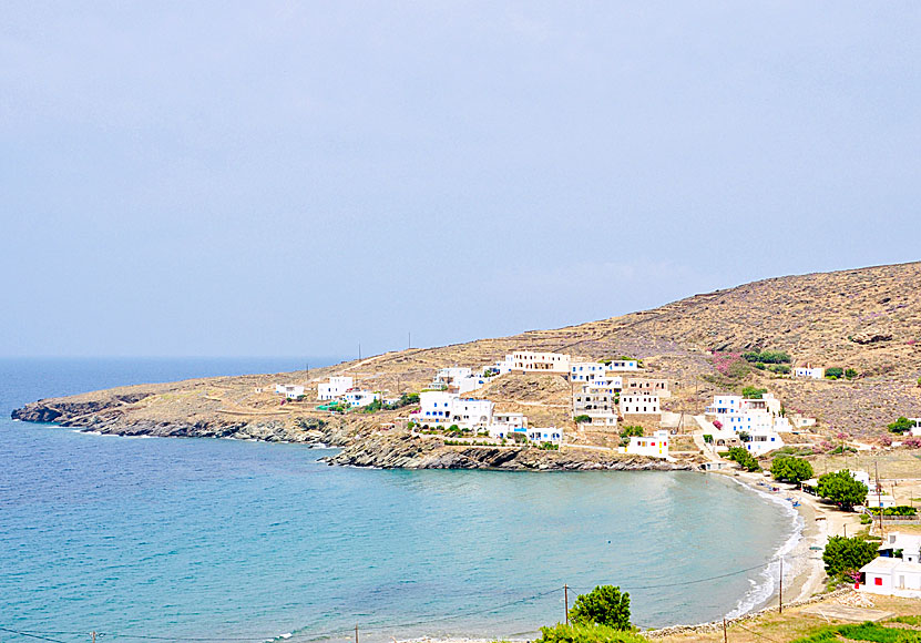 Hotell och taverna vid Giannaki beach på Tinos i Kykladerna.