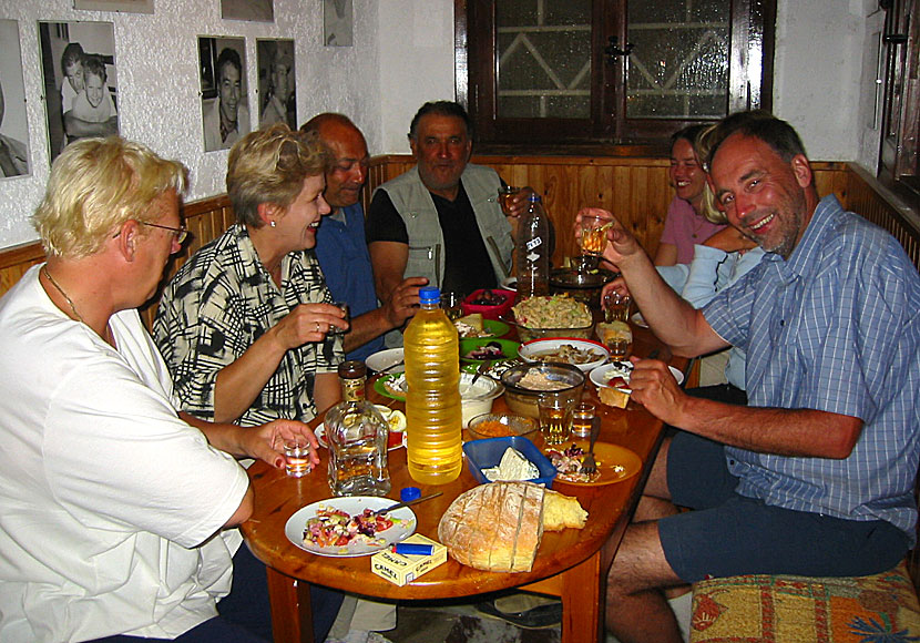 Fest med meze och gott hemgjort vin på Tinos i Grekland. 