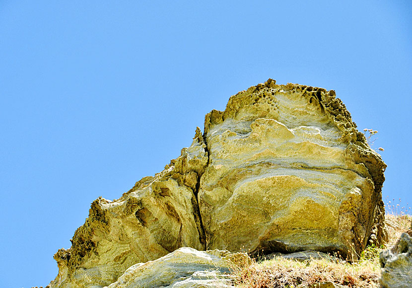 Märkliga klippformationer vid Pachia Ammos beach på Tinos.