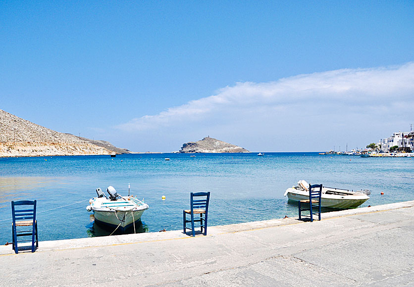 Fina stränder vid den lilla ön utanför Panormos på Tinos.