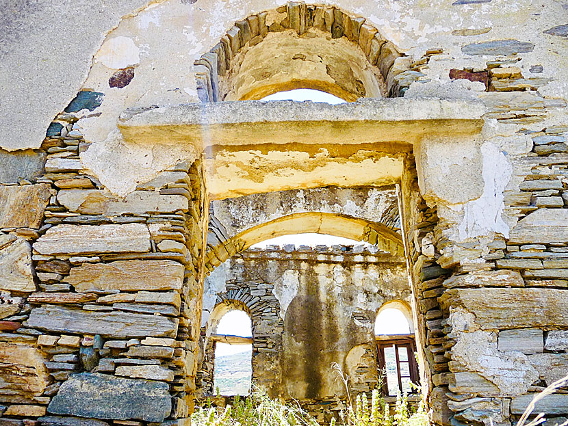 Rester av kyrkor i Monastiria på Tinos.