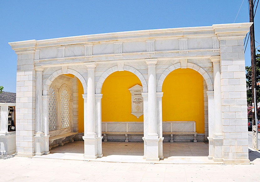 Busshållplatsen i Pyrgos är gjord av marmor. Bra bussförbindelser med Tinos stad.