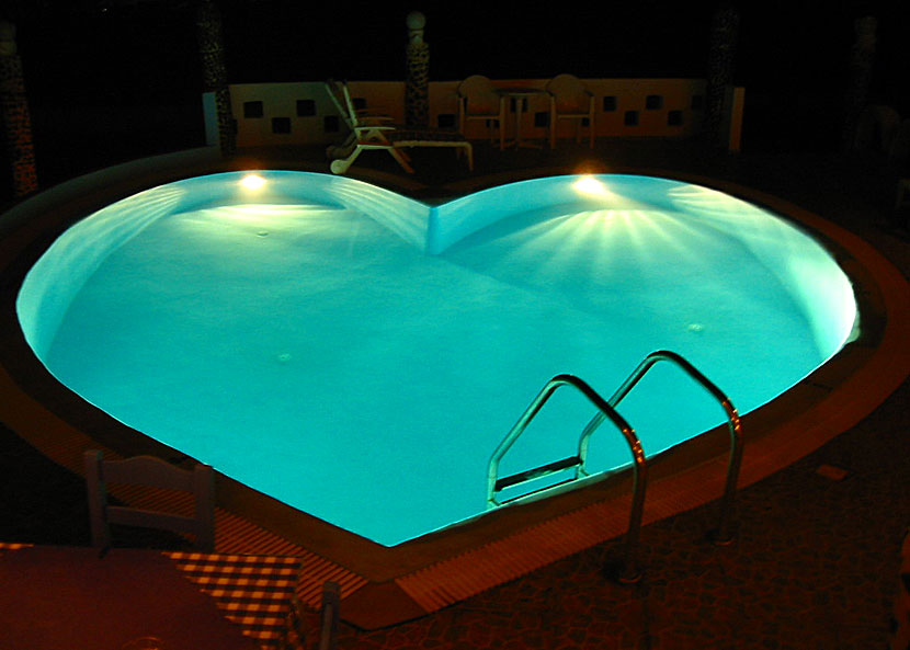 Den hjärtformade poolen på Honeymoon Beach Hotel i Perivolos på Santorini.