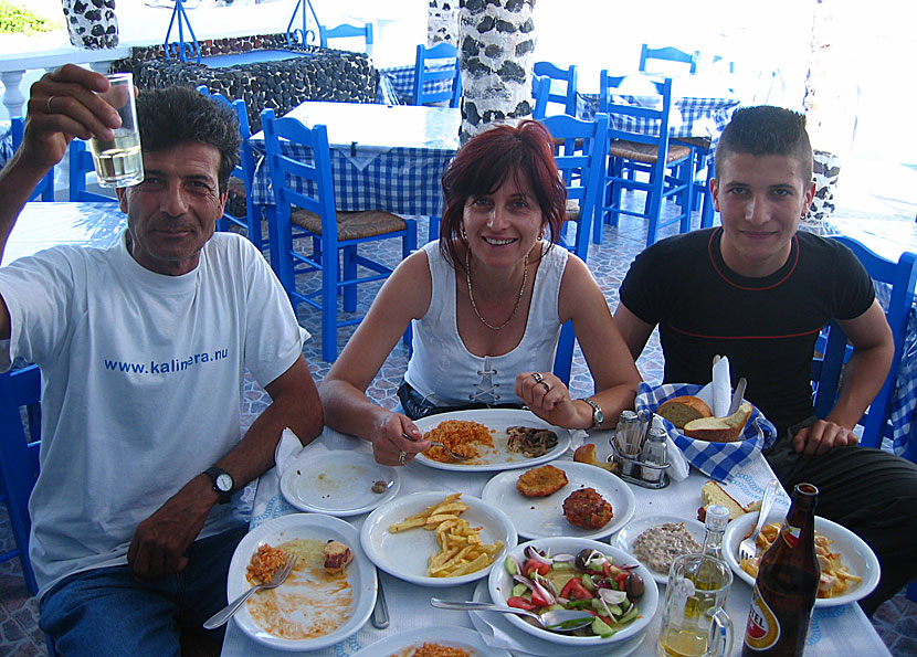 Paris, Julia och Michalis på Honeymoon beach hotel. Santorini.