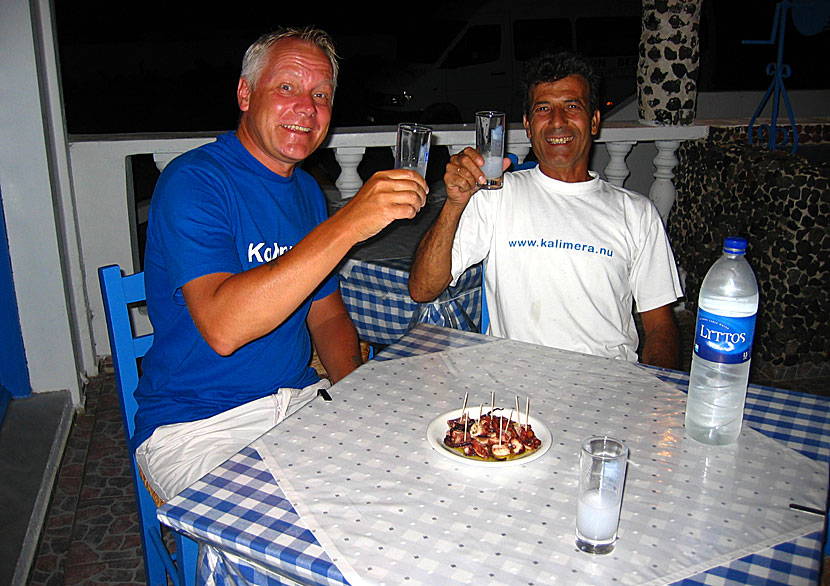 Paris Honeymoon Beach Hotel i Perivolos på Santorini är en kär vän och en fantastisk festfixare på 