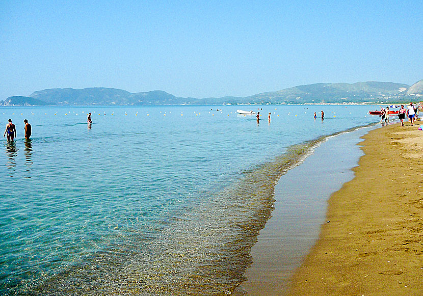 Den fina långgrunda och väldigt barnvänliga sandstranden i Kalamaki.