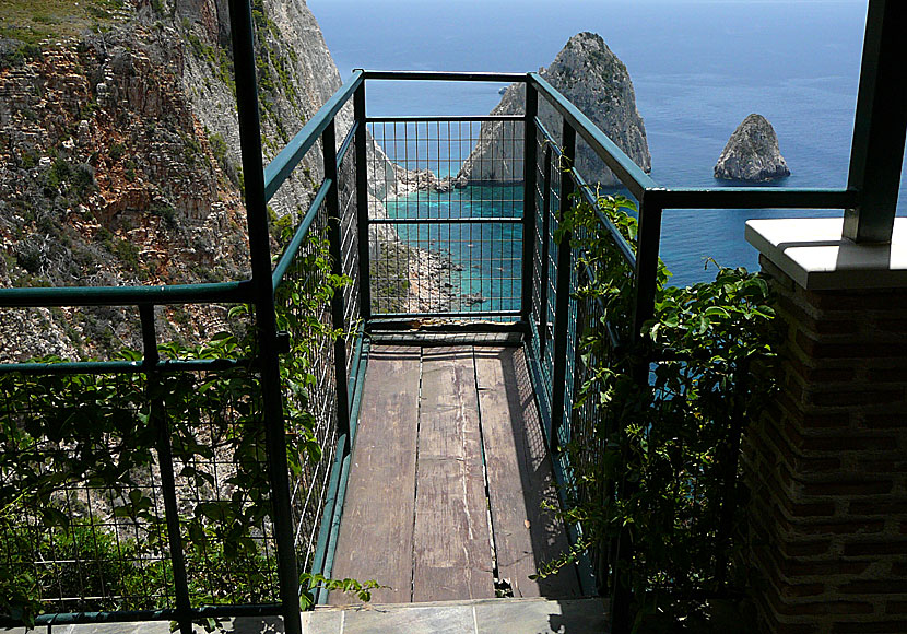 Utsiktsplats vid Keri Lighthouse Restaurant med vy över klipporna i Keri. 