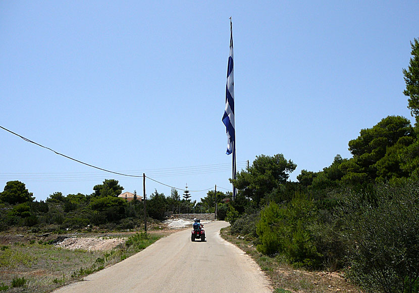 Världens största grekiska flagga finns i Keri på Zakynthos.